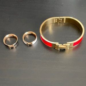 Set of 2  H fashion rings and bracelet